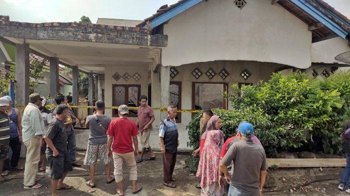 Diduga korsleting listrik, satu unit rumah permanen milik pedagang pakaian bernama Nofrizal Chan di Muara Enim habis terbakar, Kamis (12/10/2023).