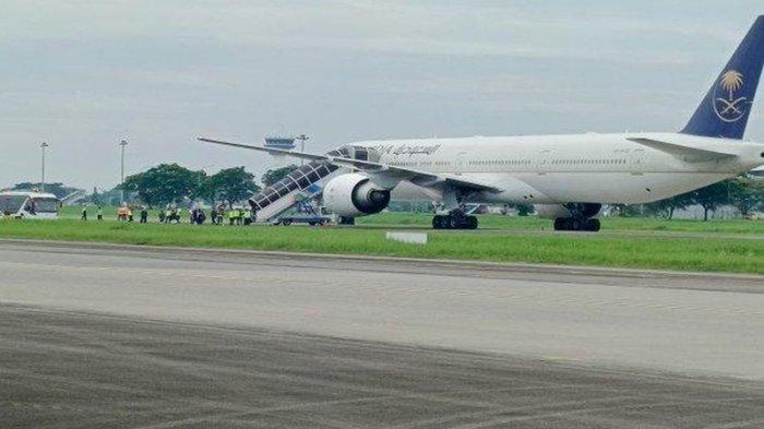 Pesawat penumpang Saudi Airlines SI-576 mendarat darurat di bandara Internasional Kualanamu, Selasa (17/6/2025) siang. Pihak keamanan masih memeriksa pesawat.