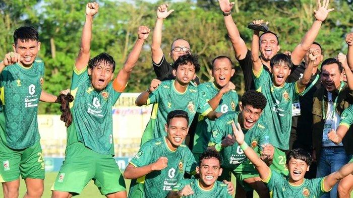 Punggawa Sriwijaya FC melakukan selebrasi usai menang 1-3 atas Sada Sumut FC di Stadion Baharoeddin Siregar, Lubuk Pakam, Deliserdang, dalam lanjutan Grup A babak play-off kompetisi Pegadaian Liga 2 musim 2023-2024, Minggu (21/1/2024).