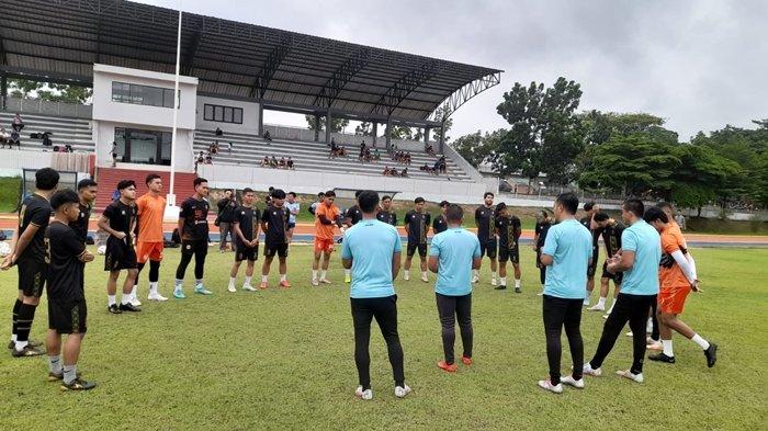 11 penggawa Sriwijaya FC bareng 8 pemain trial Sumsel menjalani latihan di Stadion Jasdam II Sriwijaya TAA Kebunbunga Palembang, Senin (30/12/2024) sore.