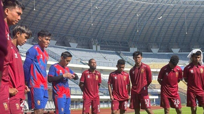 Para punggawa Sriwijaya FC mendengarkan breifing usai menjalani oficial training jelang laga menghadapi PSKC Cimahi di Stadion GBLA Bandung, Kamis (25/1/2024).