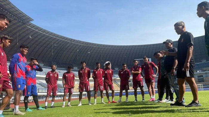 Coach Hendri Susilo bersama para pemain Sriwijaya FC berdoa usai menjalani oficial training jelang menghadapi PSKC Cimahi di Stadion Gelora Bandung Lautan Api, Kamis (25/1/2024).