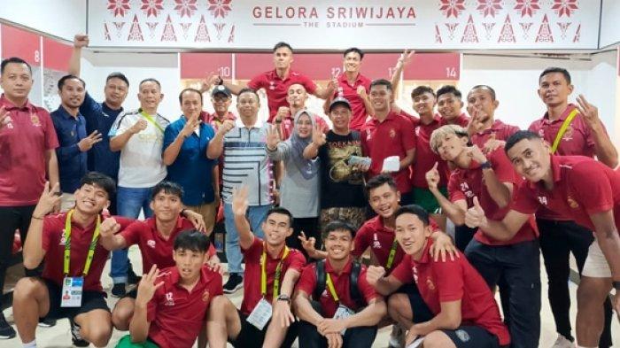 Disaksikan CEO Digi Sport Asia pemegang saham Sriwijaya FC Anggoro Prajesta, Dirtek PT SOM Indrayadi, Kadispora Sumsel Rudi Irawan, Pj Bupati Empat Lawang Fauzan Khoiri Denin, dan Ketua Umum Askot PSSI Palembang Moh David masing-masing menyampaikan bonus sebesar Rp 10 juta sehingga total Rp 30 juta diterima kapten tim Bima Reksa di ruang ganti pemain Stadion Gelora Sriwijaya Jakabaring Palembang, Sabtu (4/1/2025). Penyerahan bonus dan pemberian motivasi ini usai Sriwijaya FC mengalahkan FC Bekasi City 5-3 pada laga home pamungkas Pegadaian Liga 2 2024/25.