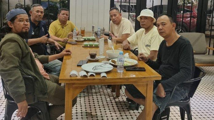 Manajemen Sriwijaya FC mengelar diskusi dengan pentolan tiga kelompok suporter di Monte Cafe Jl KHA Dahlan Palembang, Minggu (21/7/2024) malam
