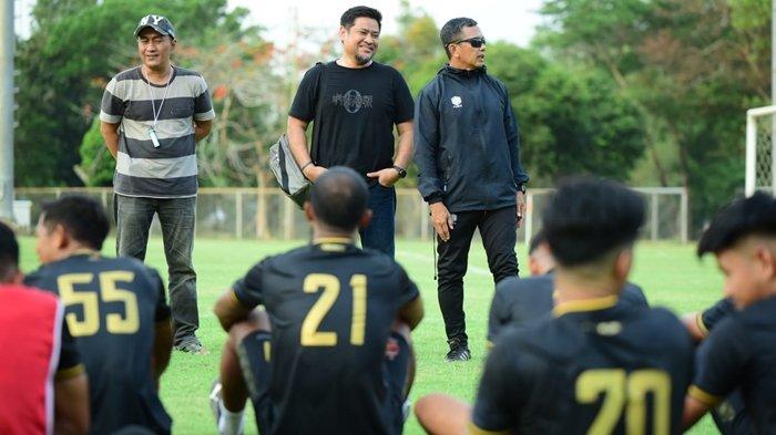 Manajer Sriwijaya FC Ajie Syahrial Basatari bersama coach Jafri Sastra memberikan pengarahan kepada para pemain di sela-sela latihan.
