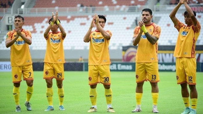 Skuat tim Sriwijaya FC usai ditahan imbang Dejan FC dengan skor 1-1 putaran 2 Liga 2 2024/25 di Stadion Gelora Sriwijaya Jakabaring Palembang, Minggu (10/11/2024).
