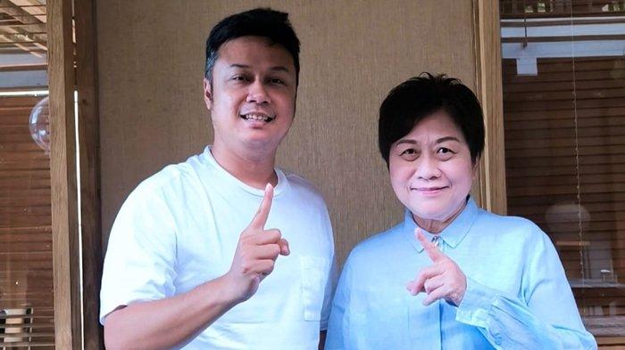 OPTIMIS LIGA 1 - Direktur Olahraga PT SOM Anggoro Prajesta (kiri) bersama Dewan Penasehat PT SOM (Sriwijaya Optimis Mandiri) Dr Ratna Mustika mengacungkan telunjuk pertanda optimis lolos Liga 1. Dr Tika akhirnya angkat bicara terkait isu perburuan pemain asing Sriwijaya FC.