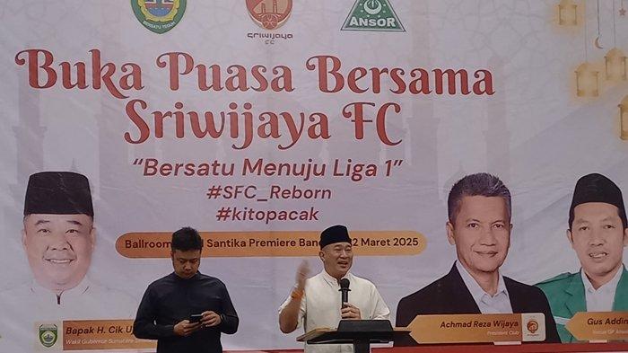 SFC_REBORN - Komisaris Utama PT SOM Alexander Rusli bersama Direktur Olahraga PT SOM Anggoro Prajesta melaunching pada silaturrahmi dan Buka Bersama (Bukber) yang digelar manajemen Sriwijaya FC di Hotel Santika Premiere Bandara Palembang, Sabtu (22/3/2025). Tigeline #SFC_Reborn sebagai makna jika Sriwijaya FC akan mampu bangkit dari keterpurukannya musim lalu.