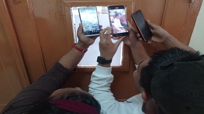 IS pelaku utama kasus pembunuhan di kuburan cina menjalani sidang perdana didampingi kedua orangtua saat berhadapan dengan Majelis hakim dalam sidang perdana kasus pembunuhan dan pemerkosaan AA (13) di kuburan Cina, Palembang digelar di Pengadilan Negeri Palembang, Selasa (1/10/2024).