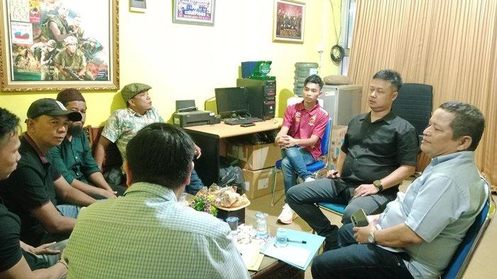SILAHTURAHMI - Menjelang Rapat Umum Pemegang Saham (RUPS), CEO Digi Sport, Anggoro Prajesta mengadakan silahturahmi bersama perwakilan tiga suporter Sriwijaya FC, yaitu S-MAN, Singa Mania, dan Ultas. Dihadiri oleh CEO Digi Sport, Anggoro Prajesta, Sekretaris PT SOM, Faisal Mursyid, Asisten Manager, Randi Aksa, serta calon manager keuangan Sriwijaya FC, yaitu Ajie Bastari, ketua S-MAN,Eddy, Ketua Singa Mania, Yayan, dan ketua Ultras, Qusoi, Jumat (28/2/2025) malam.