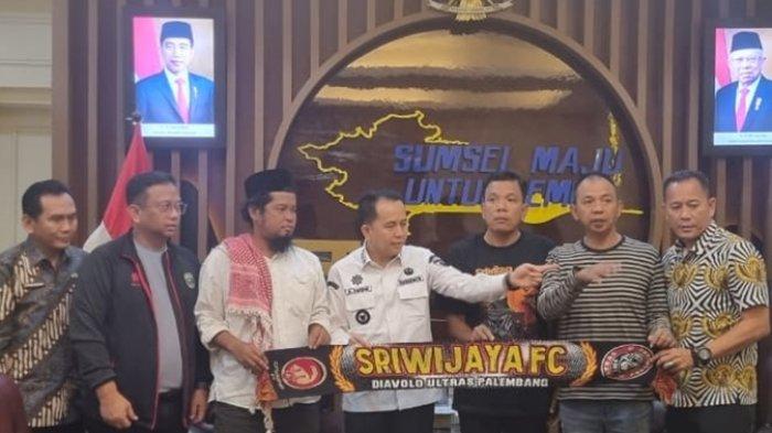 Pj Gubernur Sumsel Agus Fatoni bersama Manajer Tim H Hendriasnyah, tiga pentolan kelompok suporter.