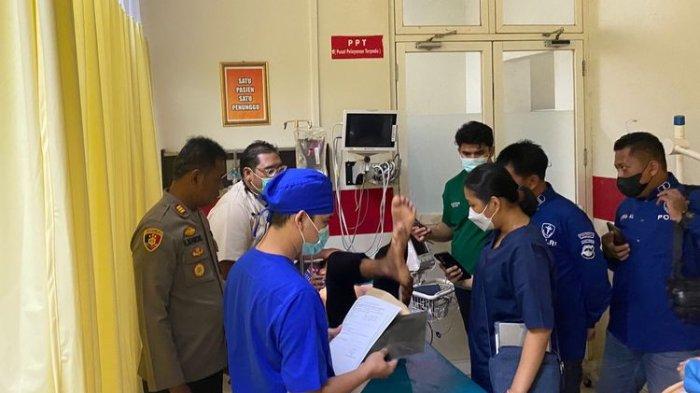 Polisi mengantarkan korban perundungan ke rumah sakit di Purwokerto, Kabupaten Banyumas, Jawa Tengah, Jumat (29/9/2023).