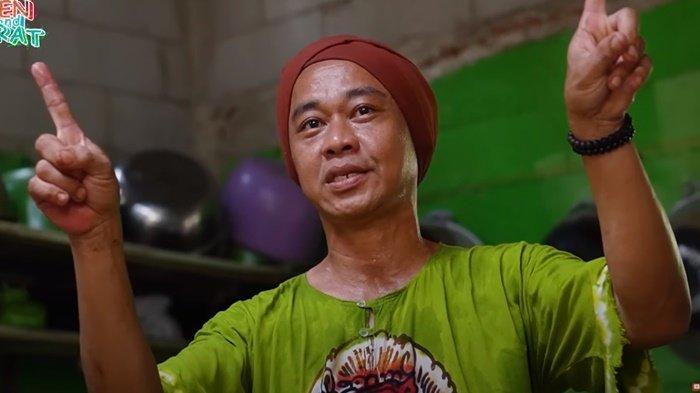 Sosok Bang Madun, pemilik warung makan Nyak Kopsah yang viral diulas jujur oleh seorang food vlogger bernama Aa Juju.