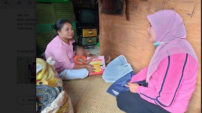 Niken Santika saat memperhatikan tumbuh kembang anak Stunting hingga diberikan PMT di Puskesmas 4 Ulu Palembang, Rabu (28/6/2023)