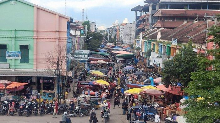 suasana pedagang kaki lima dan ruko di sekitar Pasar 16 Ilir Palembang, Kamis (27/4/2023).