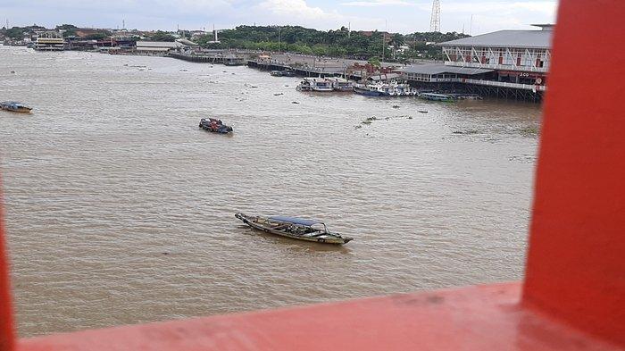 Tampak sejumlah kendaraan transportasi air tengah melakukan aktivitas di Sungai Musi, Senin (27/6/2021).