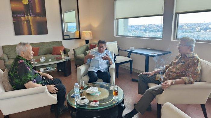 Panglima Tim Pemenangan MAHAR (Mawardi-Harnojoyo) yang juga Gubernur Sumsel 2003-2008 Ir H Syahrial Oesman MM menggelar pertemuan Bakal Calon Gubernur Sumsel Ir H Mawardi Yahya (kanan) yang mendapat wejangan dari Gubernur Sumatera Selatan periode 1998-2003 Laksda TNI (Purn) H Rosihan Arsyad (kiri) di Lantai 17 Hotel Aryaduta Palembang, Sabtu (11/5/2025).