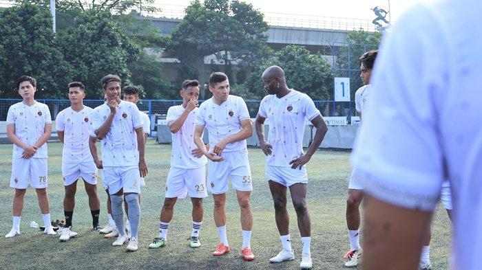 TC TIM SFC - 2 pemain asing masing-masing bernama Murod Tuychibaev (Uzbekistan) dan David (Prancis) berbaur bersama pemain lainnya menjalani trial pada TC Sriwijaya FC di PSF Jakarta, Kamis (10/7/2025).
