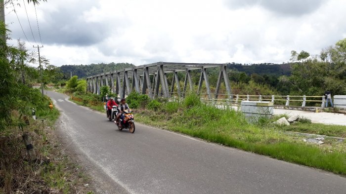 Warga Ketol masih lewati jembatan sling