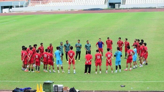 Skuad tim Sriwijaya FC mendengarakan arahan dari pelatih usai latihan di Stadion Bumi Sriwijaya Palembang