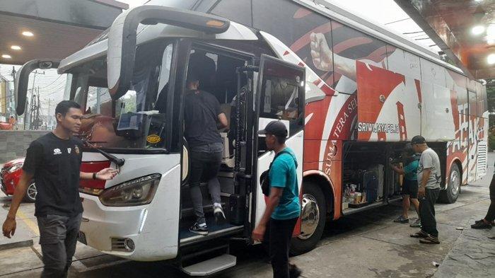 Sebanyak 22 penggawa Sriwijaya FC di bawah asuhan coach Hendri Susilo diberangkatkan menggunakan bus SFC untuk melakoni dua laga away putaran 2 Liga 2 2024/25, Selasa (12/11/2024) pagi ini.