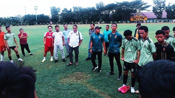 TINGGALKAN EPA SFC -  Head coach Amirul dan coach Mahyadi Panggabean saat masih bersama asisten pelatih M Ali Romadhon dan Ikhsan serta didampingi Ketua EPA Sriwijaya FC U20, Mohammad David memberikan arahan kepada para penggawa ELang Andalas Muda di Stadion Letjen Harun Sohar Jasdam II/Sriwijaya Kebun Bunga Palembang sebelum menjajal ujicoba ke Lampung beberapa Waktu lalu. Coach Amirul Mukminin dan Mahyadi  Panggabean dikabarkan meninggalkan EPA SFC U20 dan bergabung dengan Sumsel United FC nantinya.