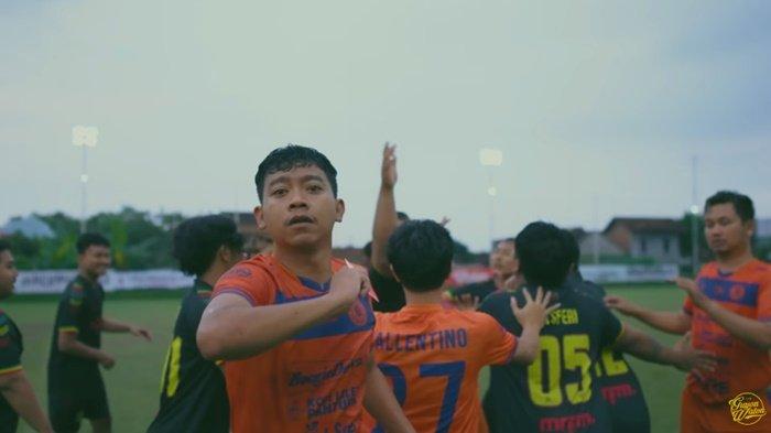 Berikut ini translate lirik lagu Pelanggaran, lagu Bahasa Jawa terbaru tentang pengkhianatan.