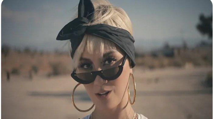 Berikut ini translate lirik lagu Walk yang dipopulerkan Agnez Mo dirilis Juli 2013 silam, masuk dalam album bertajum SHUT 'EM UP.