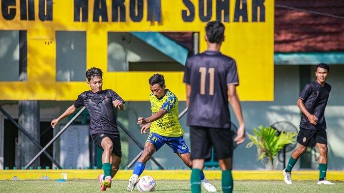 UJICOBA TRIAL SFC - Belasan pemain trial Sriwijaya FC kembali menjalani game menghadapi tim Persemaru FC Banyuasin di Stadion Letjen Harun Sohar Jasdam II Sriwijaya Palembang, Senin (30/6/2025) sore. Para pemain trial Sriwijaya FC ini berhasil membantai tim Persemaru FC Banyuasin dengan skor 7-0.