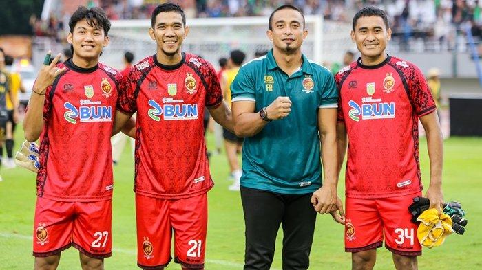 KIPER SFC - Try Hamdani )kedua dari kiri) kiper asli wong kito menjadi penyelamat gawang Sriwijaya FC saat mengalahkan Persikota Tangerang babak playoff degradasi Pegadaian Liga 2 2024/25 dengan skor 1-0 yang berlangsung di Stadion Gelora Sriwijaya Jakabaring Palembang, Selasa (4/2/2025). Try Hamdani bersama kiper lainnya Aldo Fernandi, pelatih kiper Ferry Rotin sullu, dan kiper Hendra Molle.