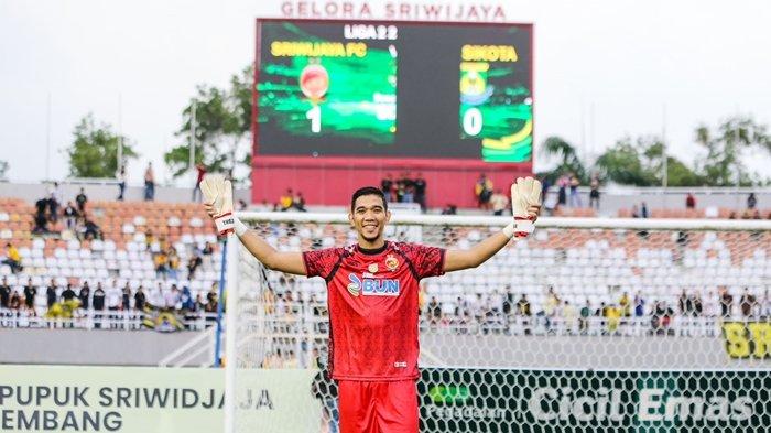 RINDU JAKABARING PENUH - Try Hamdani Goentara, kiper anyar asli wong kito yang berhasil menyelamatkan gawang Sriwijaya FC saat mengalahkan Persikota Tangerang dengan skor 1-0 di Stadion Gelora Sriwijaya Jakabaring Palembang, Sumatera Selatan, Selasa (4/2/2025). Ia mengaku sangat merindukan stadion Jakabaring bisa lebih penuh lagi penontonnya.