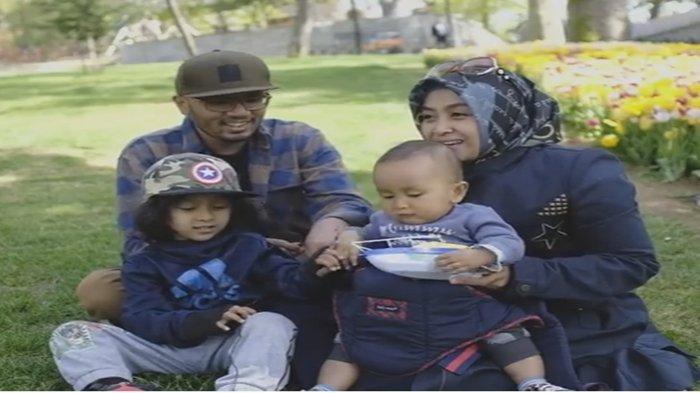 Ustaz Hanan Attaki dan keluarga