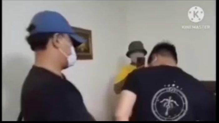 DUGAAN PERSELINGKUHAN - Tangkapan layar video viral dugaan perselingkuhan istri oknum TNI dan Oknum Polisi di Rejang Lebong Bengkulu.