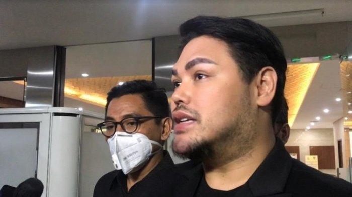 IVAN GUNAWAN SHOLAT - Ivan Gunawan usai pemeriksaan di Bareskrim Polri, Kamis (14/4/2022). Kini belajar agama Islam bareng, viral video Ivan Gunawan imami Ruben Onsu Sholat