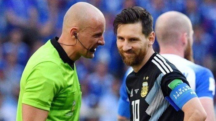 Wasit asal Polanda Szymon Marciniak (kiri) berbicara kepada Lionel Messi (kanan) dalam laga fase grup Piala Dunia 2018 antara Argentina dan Islandia di Stadion Spartak, Moskow, 16 Juni 2018. Terkini, Szymon Marciniak ditunjuk menjadi wasit utama dalam pertandingan final Piala Dunia 2022 Qatar antara Argentina dan Perancis.