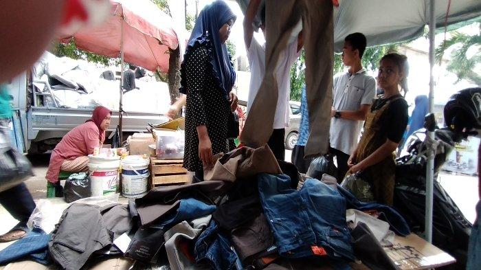 'Dipilih Dipilih' Berburu Pakaian Murah di Palembang, Pedagang Kantongi