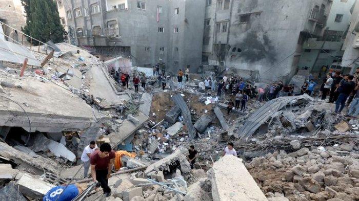 Warga Palestina menyusuri puing-puing Gereja Ortodoks Yunani Saint Porphyrius yang hancur, gereja tertua yang masih digunakan di Gaza, yang rusak dalam serangan di Kota Gaza pada 20 Oktober 2023, di tengah pertempuran yang sedang berlangsung antara Israel dan kelompok Palestina Hamas.