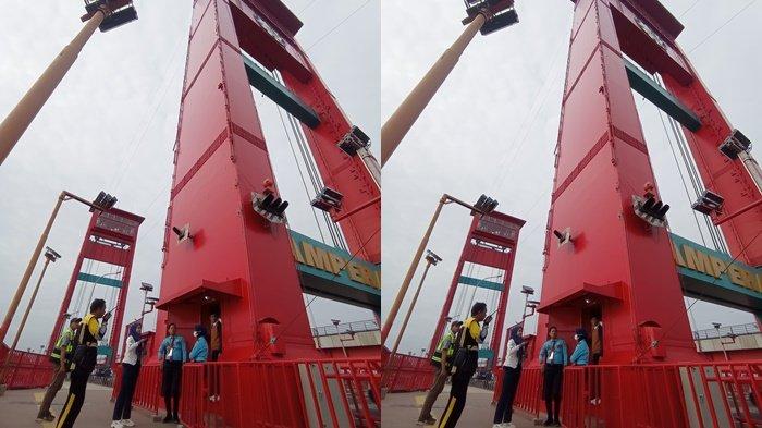 MENARA AMPERA -  Petugas berjaga di depan pintu lift tower menunggu pengunjung turun dari tower pada simulasi wisata tower Ampera, Jumat (31/1/2025). Besok, 1 Februari 2025, wisata Tower Ampera dibuka tapi belum untuk umum melainkan masih dalam tahap uji publik.