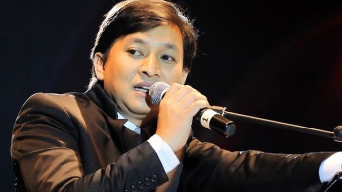 Pianis dan pencipta lagu, Yovie Widianto.