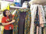 Tampak-karyawan-Planet-Surf-di-PIM-menunjukan-tampilan-pakaian-wanita.jpg