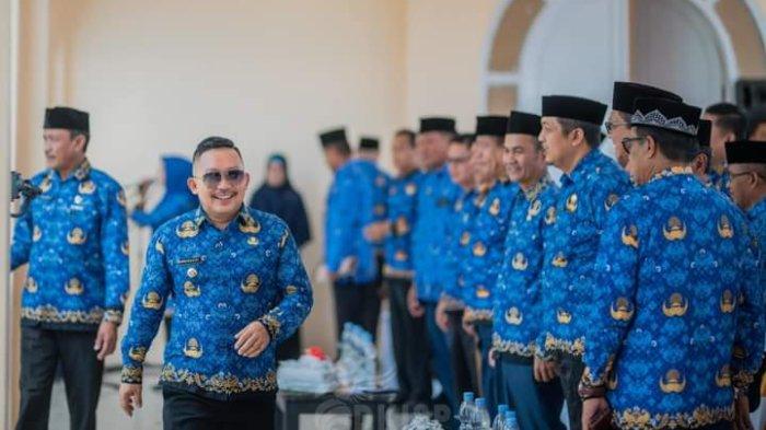 Bupati Banggai Amirudin Tamoreka memimpin apel bersama awal kerja Tahun 2024, di Tribun Mirqan Sport Center Luwuk, Kelurahan Tombang Permai, Kecamatan Luwuk Selatan, Kabupaten Banggai, Selasa (2/1/2024). Pada kesempatan itu, Bupati Amirudin menegaskan bahwa tahun ini merupakan tahun terakhir masa kepemimpinannya.