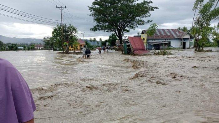 Sedikitnya 115 Kepala Keluarga mengungsi di Desa Dampal, Kecamatan Sirenja, Kabupaten Donggala, Sulawesi Tengah, usai terdampak Banjir, Minggu (23/6/2024). Berdasarkan data BPBD Sulteng, Banjir menerjang Desa Dampal di subuh hari usai hujan mengguyur daerah sekitar semalaman.