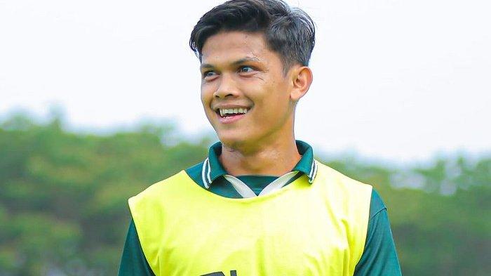 Bek Persipal Palu Aziz Hutagalung masuk daftar pemain incaran Persib Bandung. Mantan pemain PSMS Medan dan Sriwijaya FC itu disebut-sebut layak menggantikan posisi pemain senior Persib Bandung, Victor Igbonefo.
