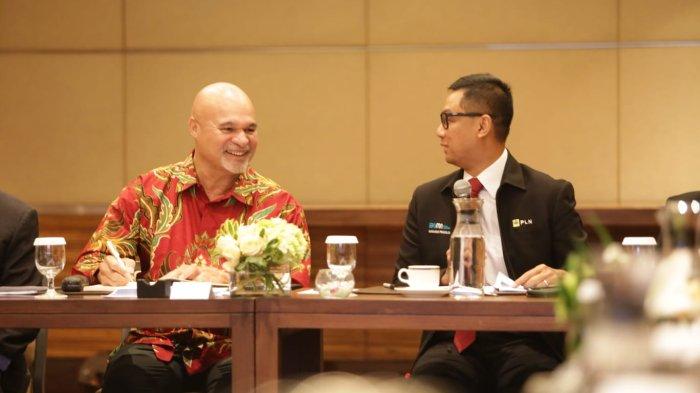 Deputi Perdana Menteri Papua Nugini, John Rosso (kiri) menyambut baik kesiapan PLN dalam melistriki daerah perbatasan Indonesia - Papua Nugini yang dipaparkan oleh Direktur Utama PLN, Darmawan Prasodjo (kanan)