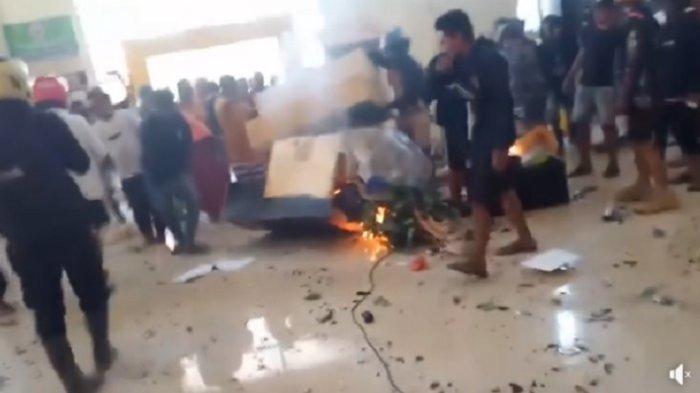 Detik-detik massa melakukan aksi pembakaran Kantor Bupato Pohuwato.