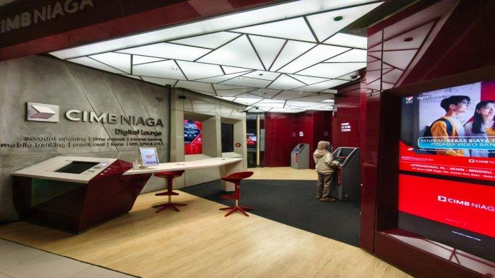 Digital Lounge CIMB NIAGA - Seorang pengunjung Solo Paragon Mal tampak mengunjungi DIgital Lounge CIMB Niaga, layanan perbankan di mall