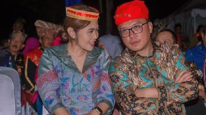 Bupati Morowali Utara Delis Julkarson Hehi bersama Ketua PKK Morut Febriyanthi Hongkiriwang