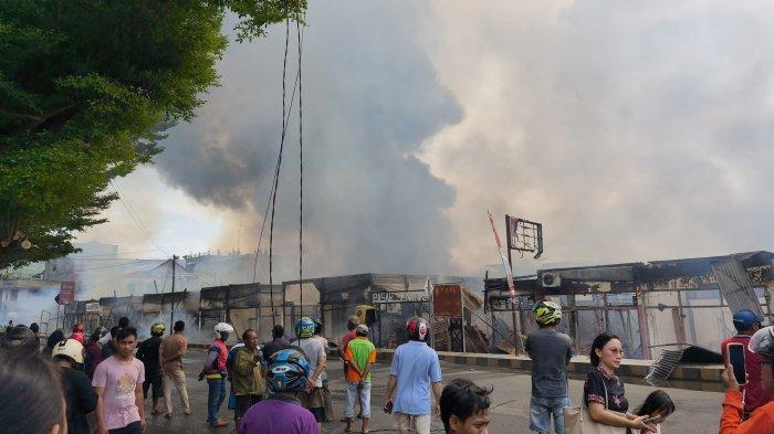 Kebakaran hebat melanda Pasar Sentral Luwuk, Kabupaten Banggai, Sulawesi Tengah, Minggu (8/12/2024) pagi.  Api dilaporkan berasal dari lapak pedagang di samping Masjid Pasar Sentral Luwuk.