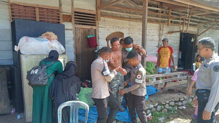 Tim Dokkes Polres Tojo Una-una menggelar Bakti Sosial berupa pemeriksaan kesehatan bagi korban terdampak bencana Banjir di Desa Gandalari dan Desa Korondoda, Kecamatan Tojo, Senin (22/1/2024).