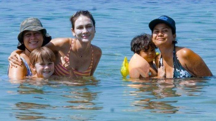 Luna Maya membagikan foto liburan di Pantai melalu akun Instagram pribadinya.